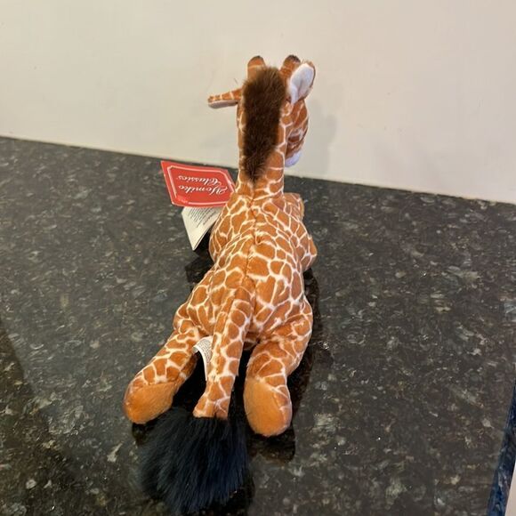 Yomiko Classics Russ Giraffe named Gary, like new condition with Tags (5 inch) - Picture 5 of 9